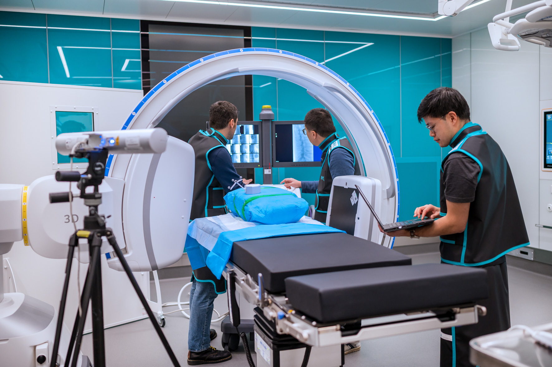 X23D team conducting a navigation experiment in a surgical imaging facility